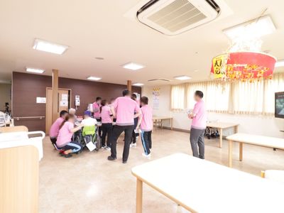 活動するスタッフと利用者