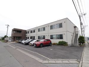 白い建物の外観全体図