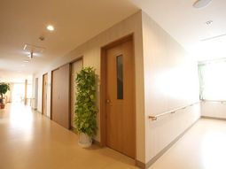 明るい廊下と部屋の扉