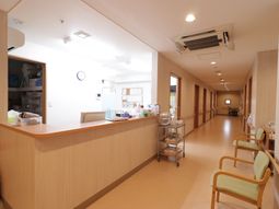 清潔な廊下とナースステーション