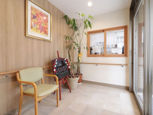 待合室の椅子と植物