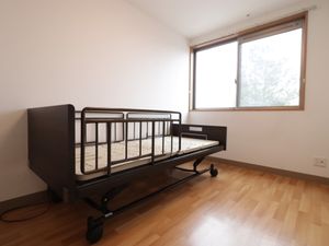 明るい個室の電動ベッド