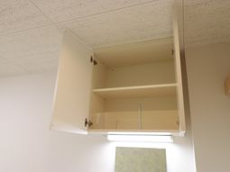 壁に取り付けられた棚