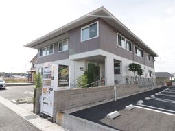 二階建ての建物外観