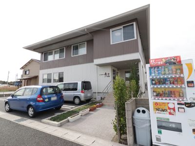 施設の外観と駐車場