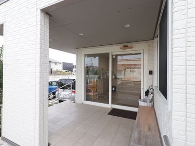  施設入口と外観 