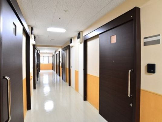 清潔で広々とした廊下