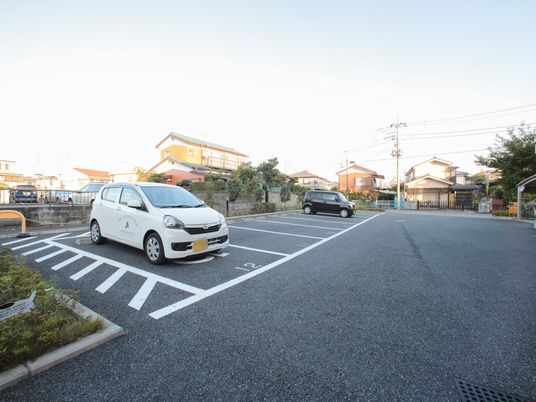 広々とした駐車場