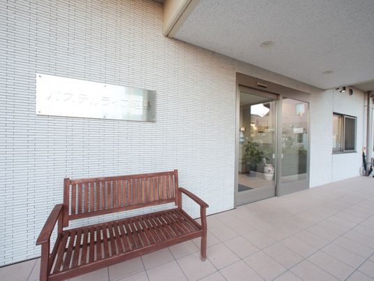 エントランスのベンチと看板