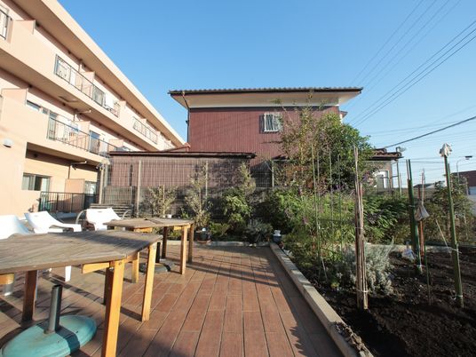 中庭の椅子と植物
