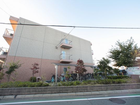 明るい外観の居住施設