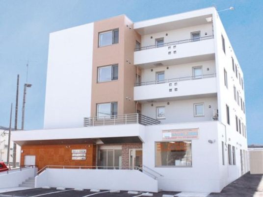 白と茶色の建物の外観