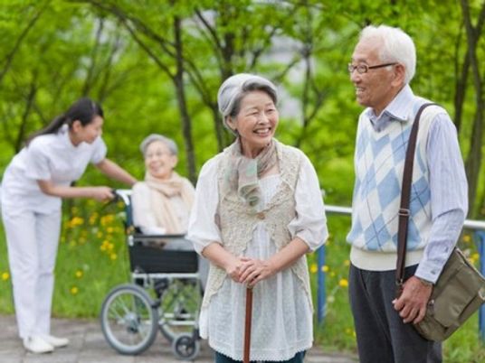 笑顔の高齢者とスタッフ