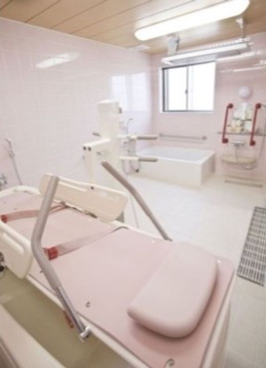 明るく清潔な浴室