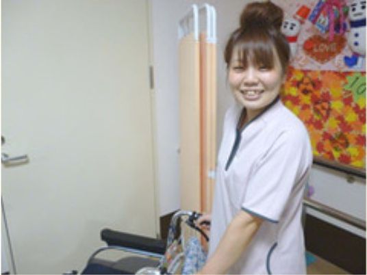 笑顔のスタッフと車椅子