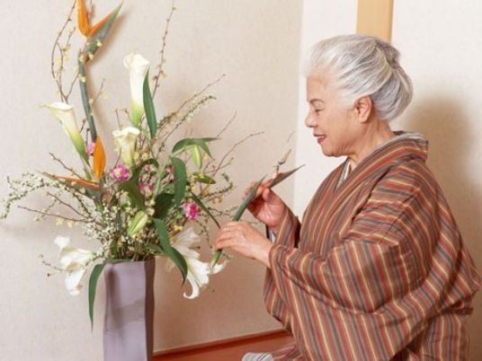 花を生ける優雅な女性