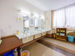 明るい洗面台の並ぶ洗面台  