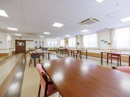 明るい食堂の様子  