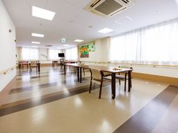 明るい食堂の様子  