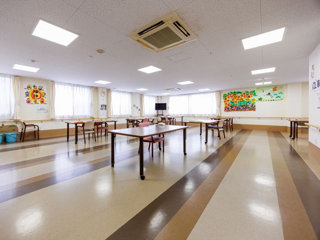 明るい食堂 食堂   大きな窓から光が入る、ゆったりした食堂です。机が広く配置され、作業や食事の場として使いやすそうです。