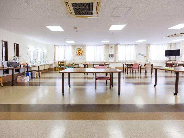 明るい食堂 食堂   自然光が差し込む広々とした食堂です。テーブルがゆったり配置され、利用者さまが落ち着いて過ごしやすい環境です。