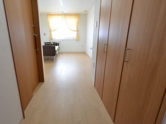 広々とした明るい廊下