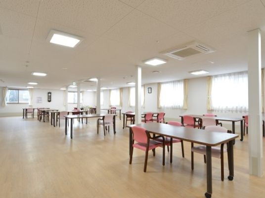 清潔感ある明るい食堂