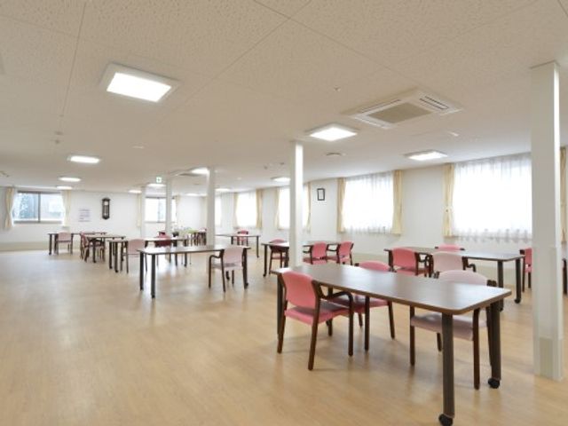 清潔感ある明るい食堂 リビング 広々とした明るい食堂です。窓からの自然光が心地よい空間を作り出しており、快適にお食事を楽しめる環境が整っています。