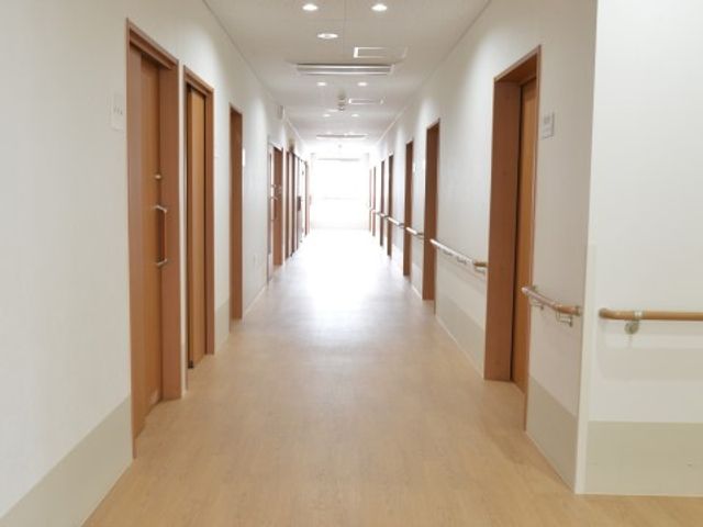 明るく清潔な廊下 日常 ゆったりとした廊下は手すりが整備され、歩行に優しい設計です。快適で安全な環境が整えられています。