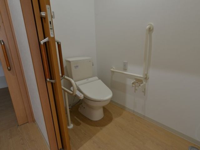 手すり付きの快適トイレ トイレ 安全に配慮されたトイレは、手すりが設置され快適な使用感を支えます。安心して就業できる環境が整っています。