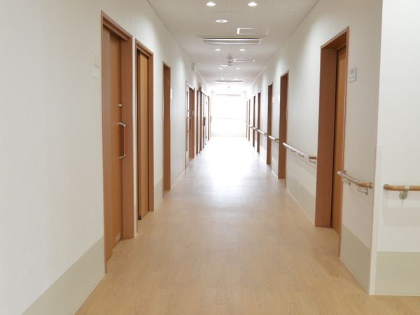 廊下が綺麗な施設内部