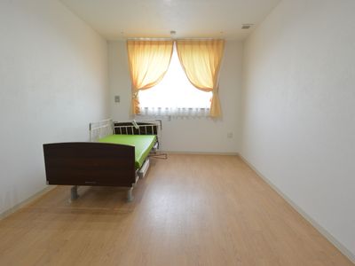 明るい個室ベッドと窓