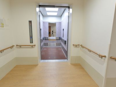 廊下とエレベーターの前