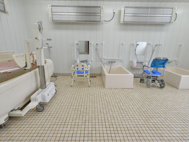 バリアフリー設計の浴室 お風呂場 広々とした清潔感のある浴室です。手すりや介護用チェアも完備し、安心してご利用いただけます。