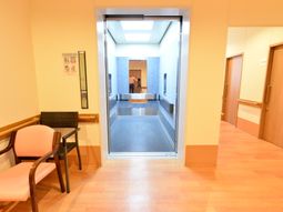 明るいエレベーターホール