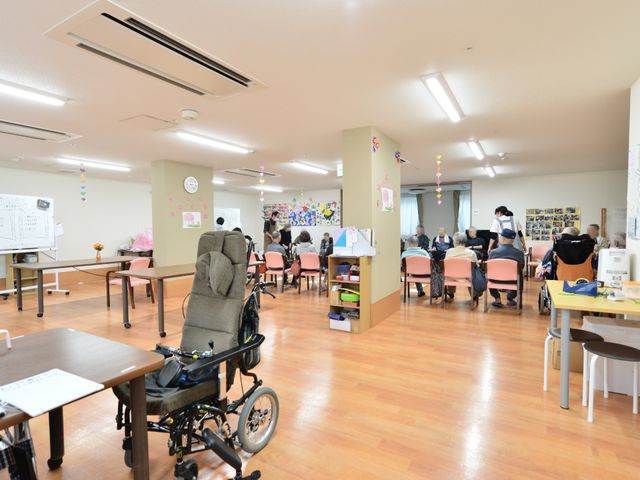 多機能スペース活動中 大広場 広々とした多目的室では、利用者同士が交流しながら様々な活動を楽しむ様子が見受けられます。キャリアを活かして、充実した時間を提供しませんか。