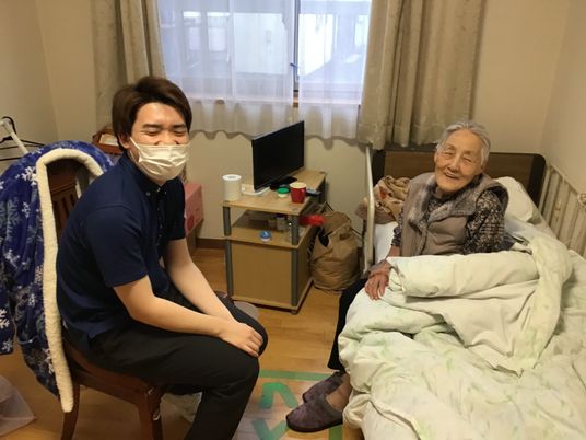 スタッフと入居者の明るいやり取り