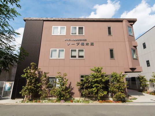 茶色系外壁の建物正面