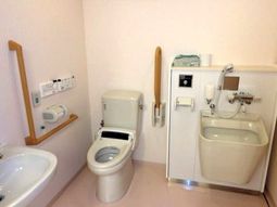 清潔なトイレと洗面台