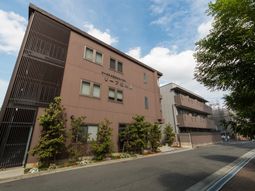 茶色の建物の外観