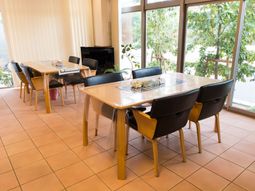 明るい採光の食堂スペース