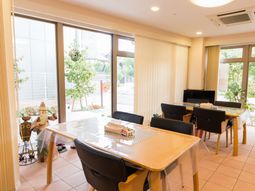 明るい食堂の風景