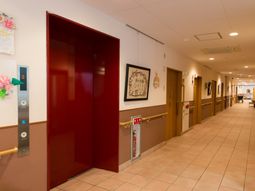 赤いエレベーターと廊下