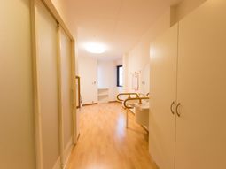 居室のドアと洗面台