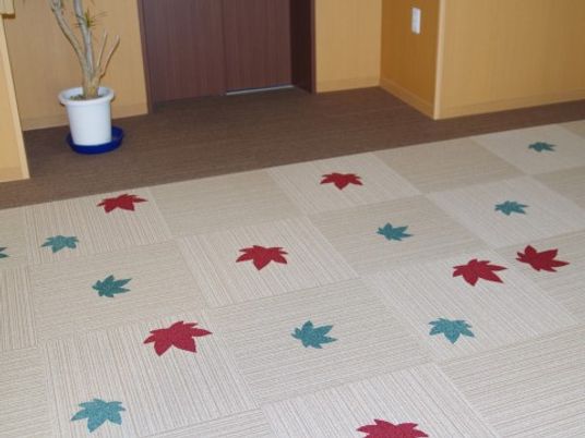 紅葉柄のカーペットの廊下