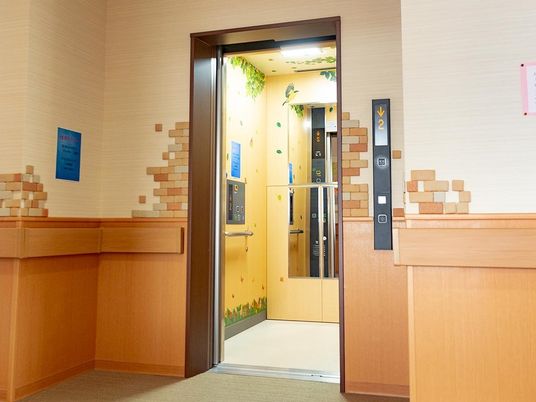 エレベーターのドア