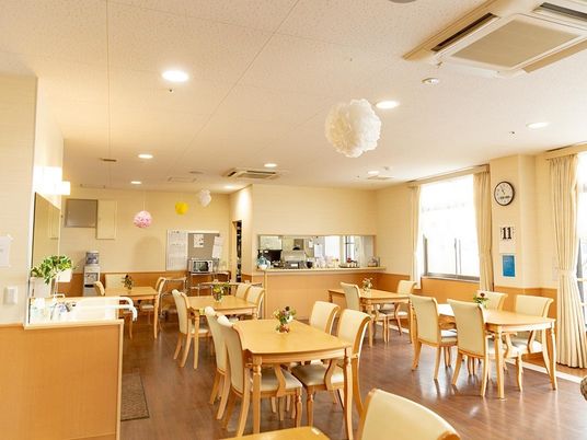 明るい食堂の空間