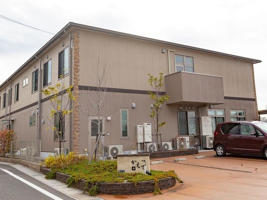 落ち着いた色合いの外観