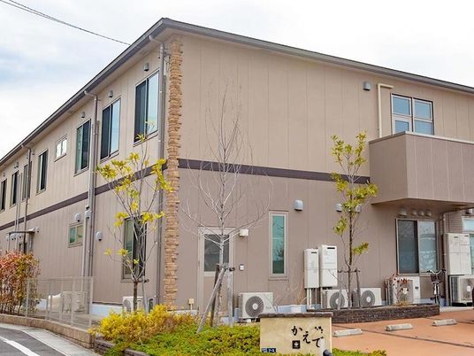 茶色い建物の外観