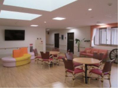 カラフルな共有ラウンジ